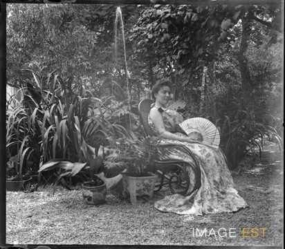 Femme dans un jardin (Nancy)